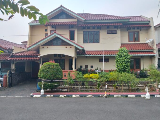 Rumah 2 Lantai Depan Taman di Pesona Khayangan Margonda Depok